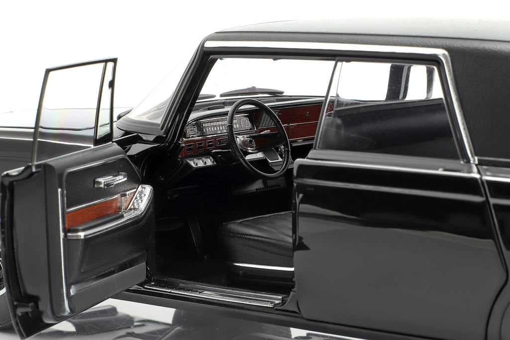 Black 1/18 Diecast Model Car D6906