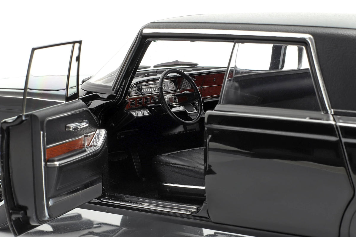 Black 1/18 Diecast Model Car D6906